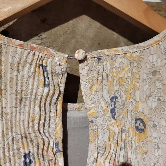 Elegant Cream and Gold Women's Dress - Picture 3 of 7